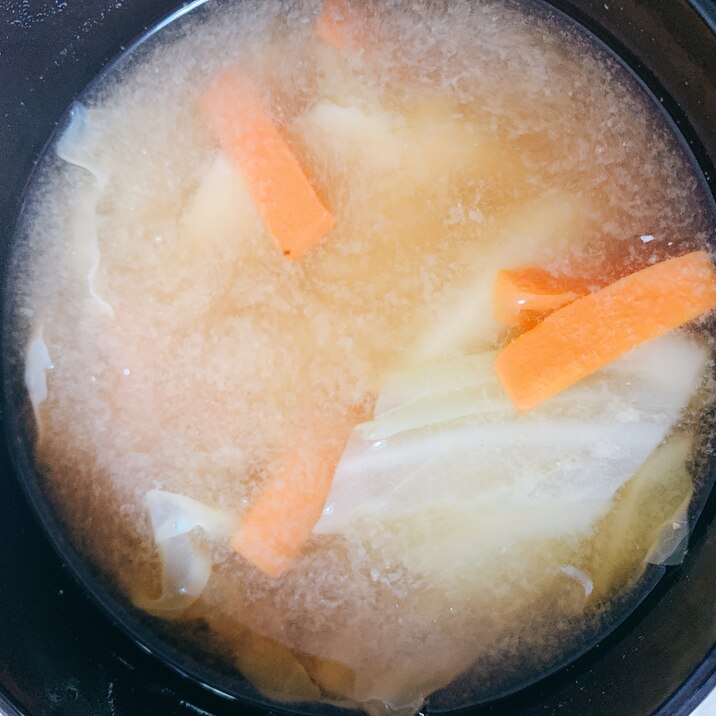 キャベツとにんじんのお味噌汁